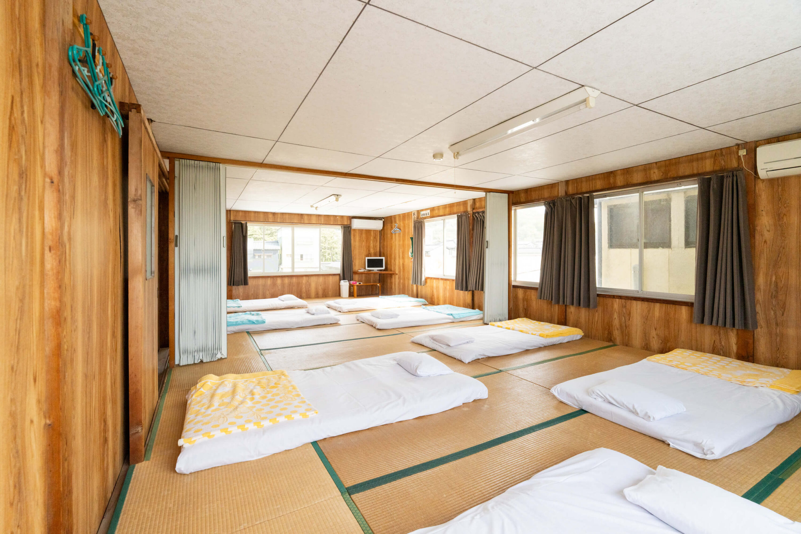 大部屋の和室に布団が引いてある 大部屋の和室に布団が引いてある
